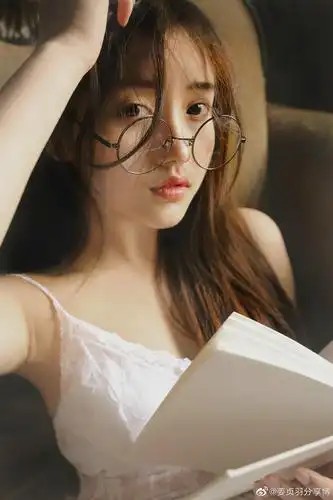 有人认识姜贞羽吗?朋友圈还蛮多人用她的照片当头像的