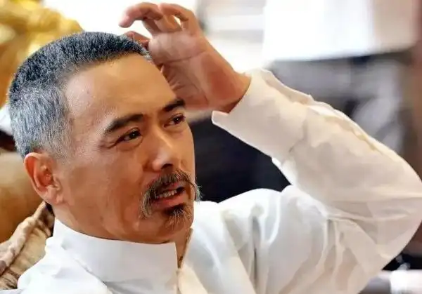 原创68岁周润发近照吓人胳膊皮包骨全是疙瘩晚年患糖尿病