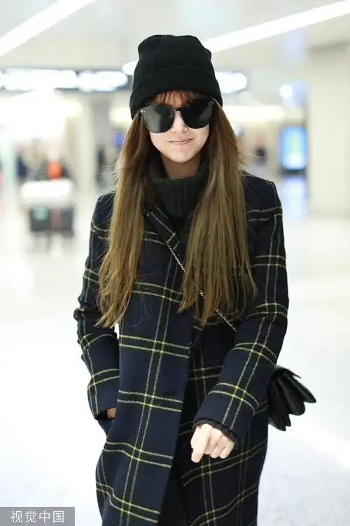 近日,上海,昆凌现身机场.