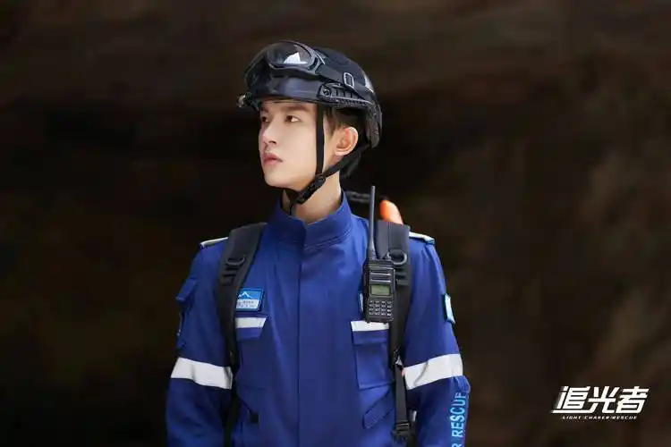 李明德《追光者》热播 双重职业成长线并行_周明明_救援_角色