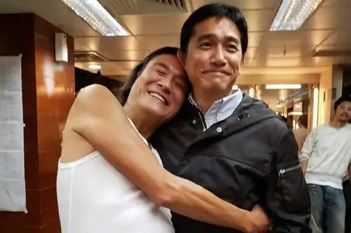 梁家辉熊抱梁朝伟:梁朝伟的表情很无奈,梁家辉的背心太薄成焦点