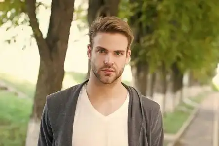 英俊的白人男子在公园散步.胡子男休闲风格.修剪和鬃毛护理.