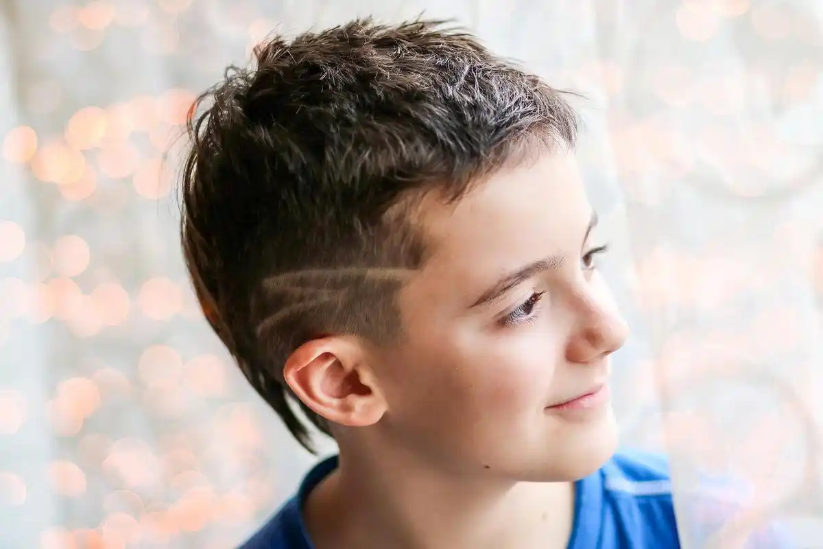 6188岁的小帅哥发型设计,既要可爱活泼,又要展现出独特的时尚感.