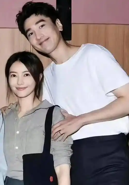 高圆圆隔着口罩也要当街亲吻老公,赵又廷弯腰十分配合!