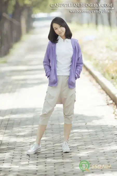 这个女孩光脚穿帆布鞋太好看了