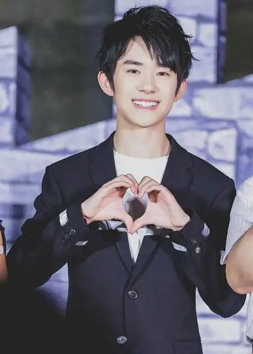 易烊千玺比心手势第一张很萌,第二张很帅,第七张最服气