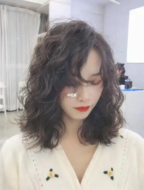 让头发蓬松的法式蛋卷烫完美解决头顶塌问题