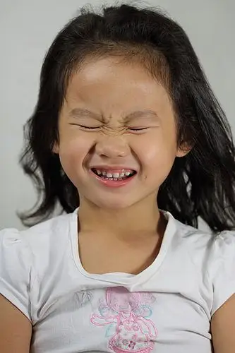 室内做鬼脸的小女孩