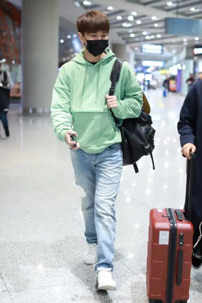 任嘉伦穿薄荷绿卫衣搭配牛仔裤现身机场,清新帅气少年感十足