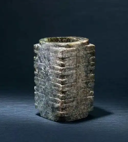 8厘米 估价500-800万 2600万落锤良渚文化 三层人神兽面纹玉琮(3133万