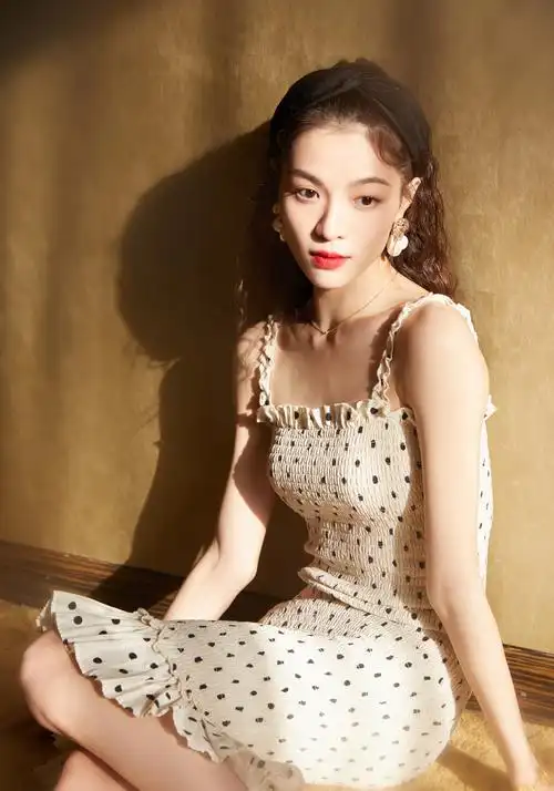 原创钟楚曦穿搭真"大胆",v领裙子大秀性感,腹部还开洞,太心机了