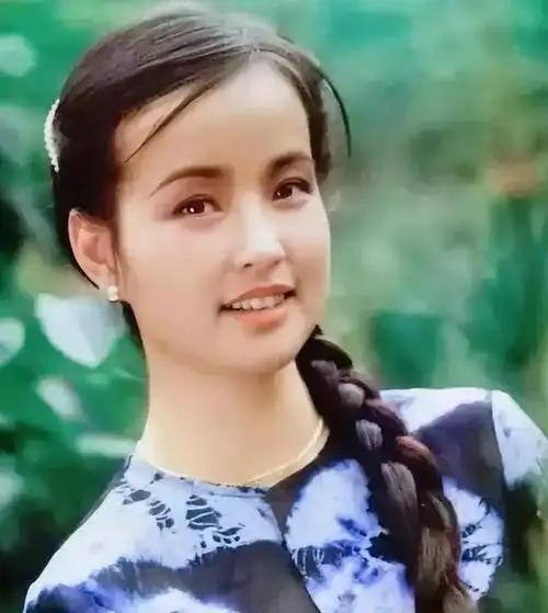 年轻时候的刘晓庆有多美圆润的脸饱满的唇乌溜溜的大辫子