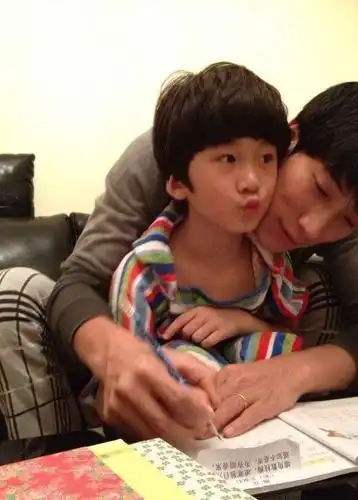 月初一家四口同逛街?张亮空降粉丝群爆内幕