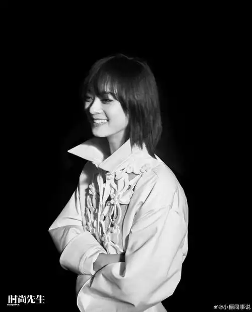 下图里,孙俪侧身入镜,她双手环抱笑容灿烂,侧脸杀超优越,下颌线同样吸