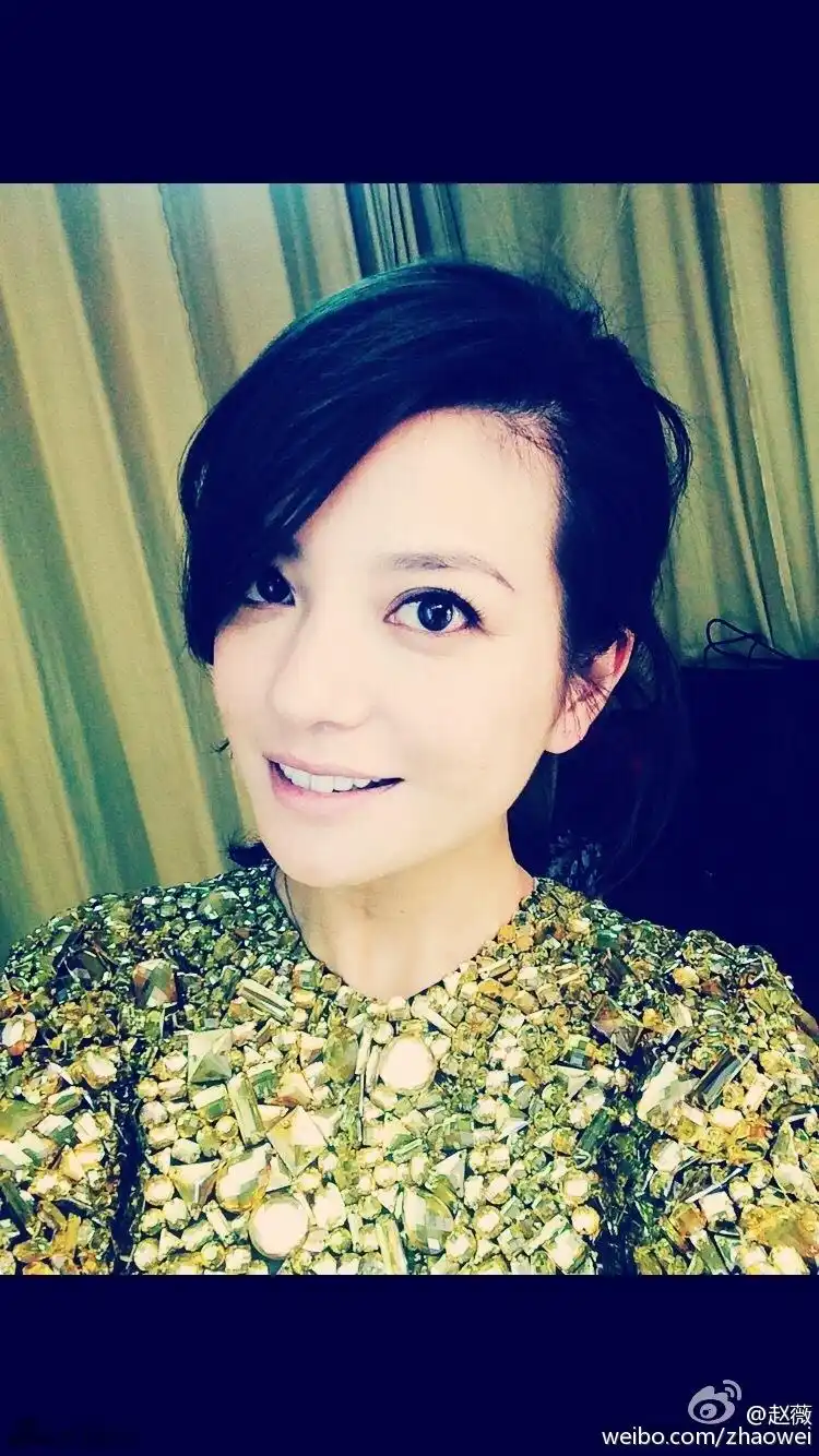 19 09:45:15 2 / 4 新浪娱乐讯 1月18日晚,赵薇在微博晒出四款不同