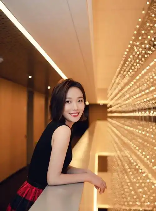 王珞丹的衣品真高级身穿黑西装配白色t恤时尚与气场并存