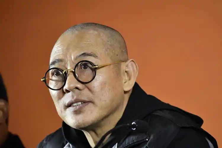 60岁李连杰去世?陈岚辟谣称早上还联系过-腾讯新闻