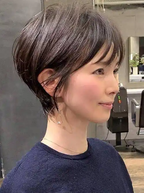 超短发造型个性时尚,本身风格就比较年轻,所以更适合50岁女性来尝试