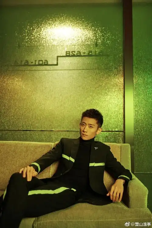 26岁张一山玩个游戏这么帅!西装太肥完全撑不起,不会是借的吧?