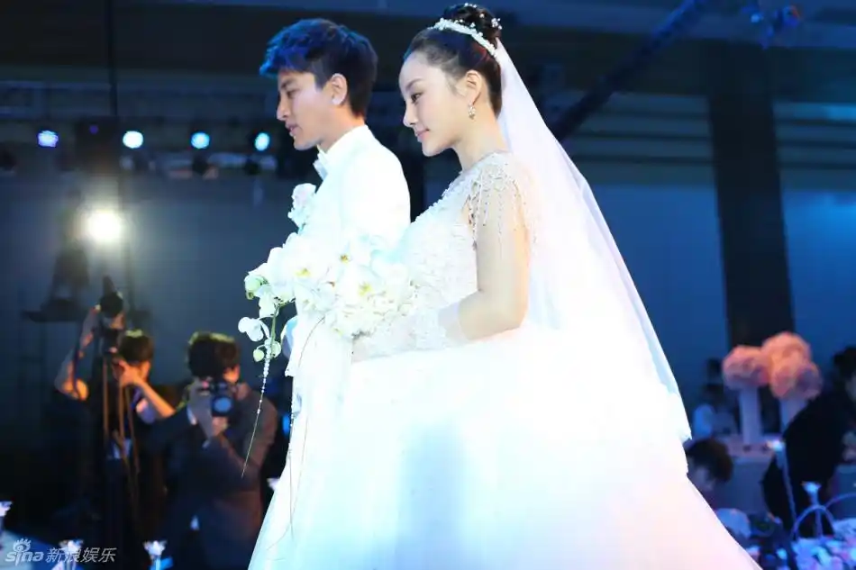 热吻贾乃亮李小璐深情对视贾乃亮李小璐婚礼现场热吻贾乃亮给李小璐