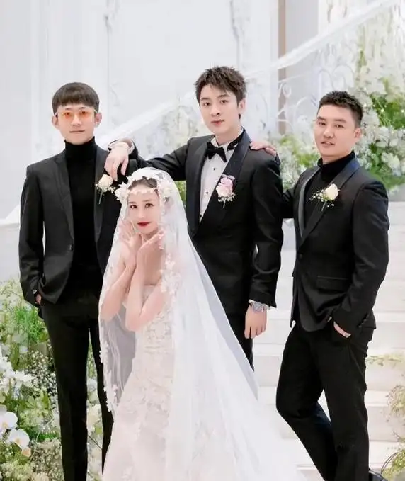 张一山惊喜伴郎杨紫大婚!奢华浪漫婚礼揭秘!