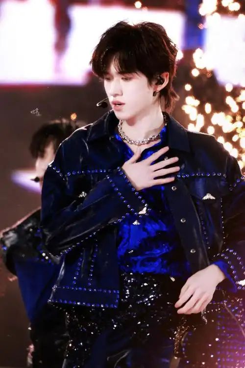 宋亚轩蓝色烟熏妆#  #宋亚轩翻唱蝴蝶#  #宋亚轩腹肌#  失恋循环