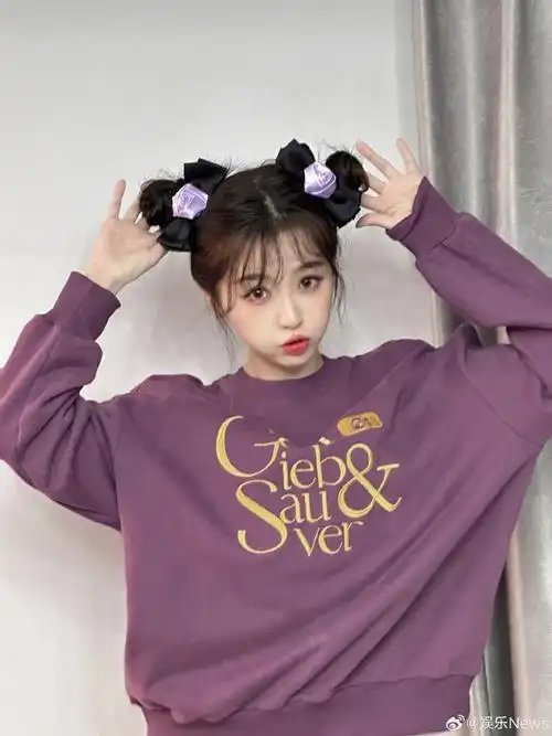 虞书欣蝴蝶结丸子头造型#虞书欣今日份随拍,蝴蝶结丸子头空气刘海,好