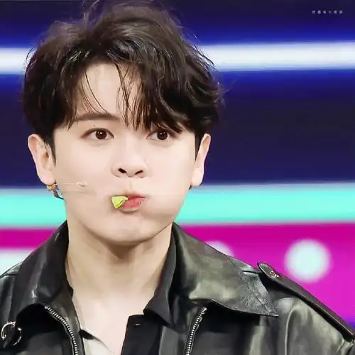 尤长靖超话95#尤长靖有饭你是真吃啊#可爱小95包好想戳戳@尤长靖