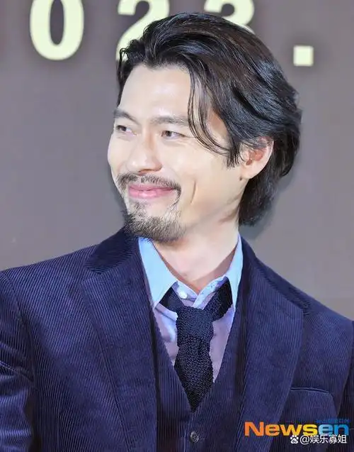 《交涉》发布会,一身西装造型,胡子造型真的很让人惊讶,络腮胡加大