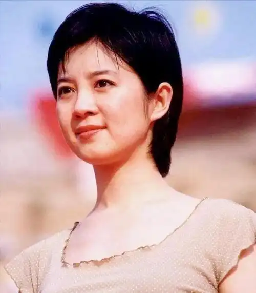 著名富豪丁健,抛弃妻儿娶许戈辉,前妻如今过成这样!