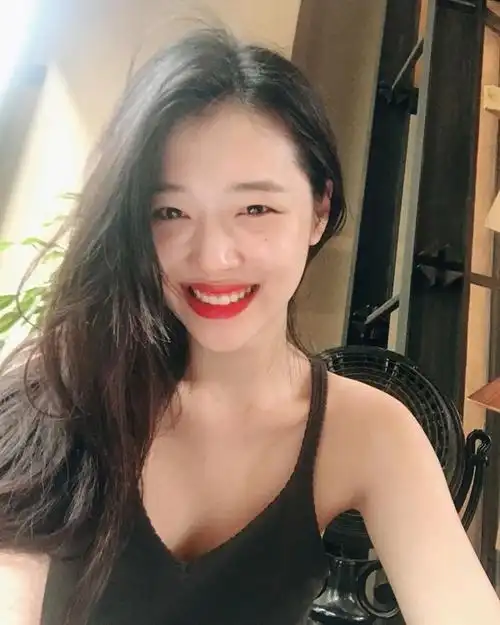 雪莉配音引热议崔雪莉晒活鳗鱼挣扎被烤视频观看附带配音啊啊救救我