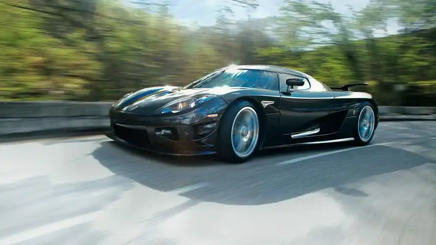 正在公路上疾驰的豪华超跑科尼塞克ccxr图片