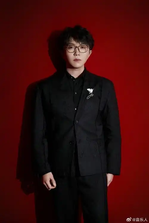 今天微博之夜会带来什么帅气的造型哇,期待@毛不易!