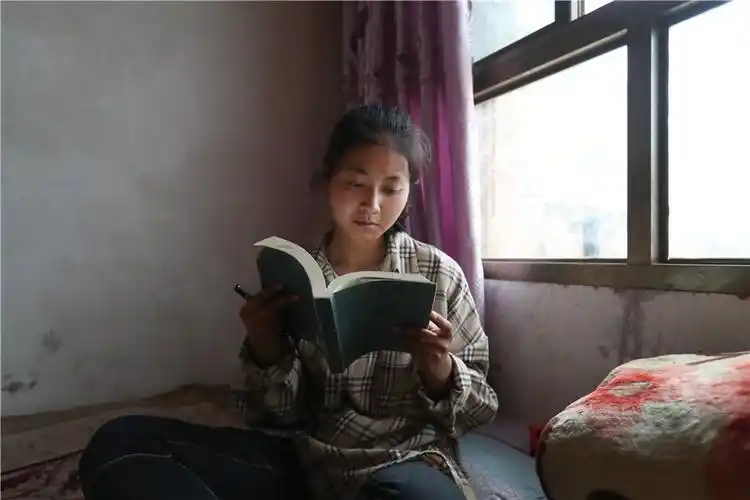 东乡族女孩妥秀英,考上大学报到了!