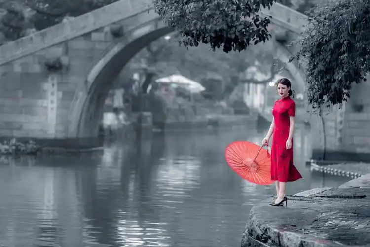 原创首发在江南的烟雨中等你