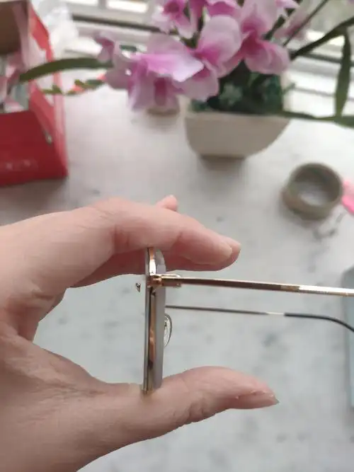 赚到了,真的又便宜又好,镜片确实是防蓝光的,我的眼镜是有度数的,二百