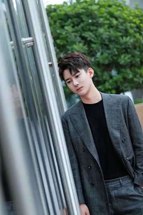 熊梓淇超话今日沉稳帅气的93boss@熊梓淇送达,#国民老公2#陆瑾年