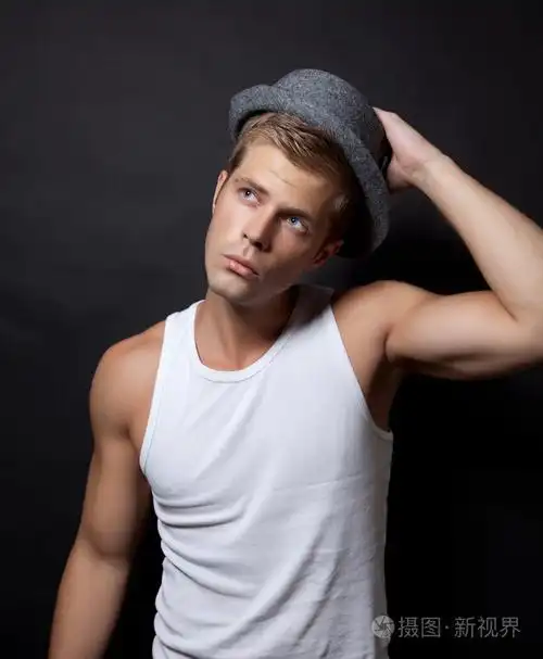 英俊的男人用一顶帽子