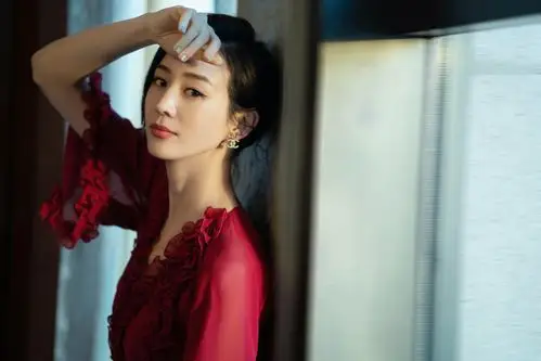 张钧甯玫瑰红裙梦回唐探ivy 光影之间展现优雅气质__财经头条