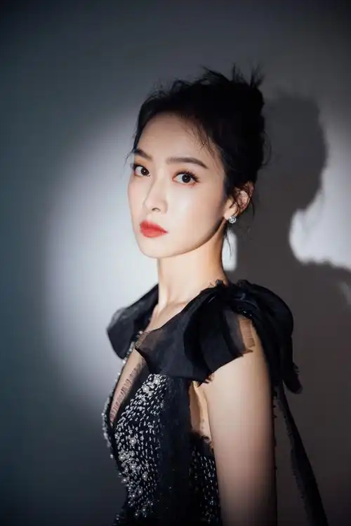 宋茜盛典穿长裙走路带风 实力演绎"从你的全世界路过"__凤凰网