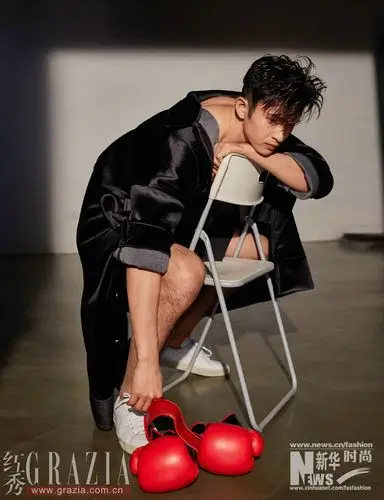 张云龙最新大片化身拳击手捧米奇气球尽显力量与温暖