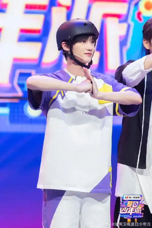 丁程鑫#夏日少年派#夏日剧照上一秒还是飘逸绝伦的靓丽少侠,下一秒就