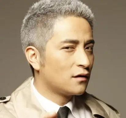 所以其实不用太担心别人怎么看待自己的发型,很多白头发的男生也可以