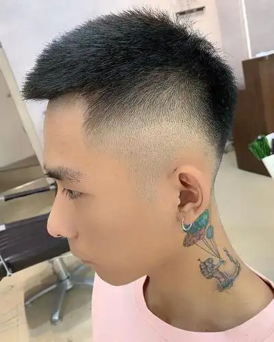 寸头发型最有男性魅力,硬朗帅气,适合各种脸型的男生去剪