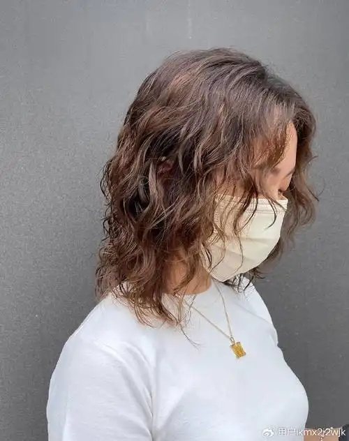 女人头发少,发型就选全头烫,蓬松时尚,尽显洋气风范|发型|烫发|头发