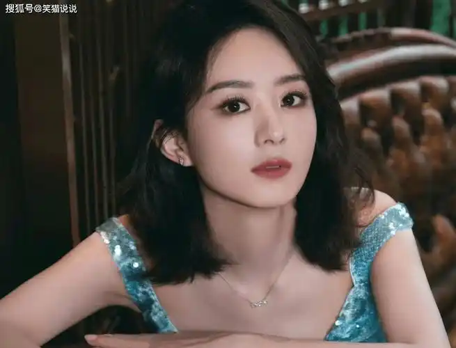 网友晒出赵丽颖合照生图:脸小气质佳,皮肤白皙笑容甜美_直播_视频