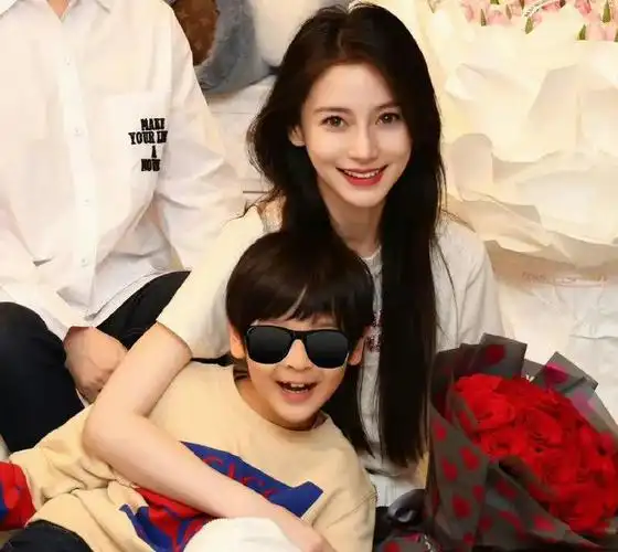 黄晓明和杨颖angelababy的儿子,耳垂好大,已经长那么大了,墨镜遮不住