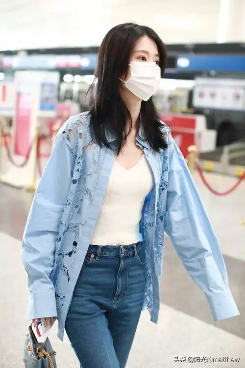 街拍:乔欣白色吊带背心 蓝色衬衫 牛仔裤 包袋清新飒爽_机场