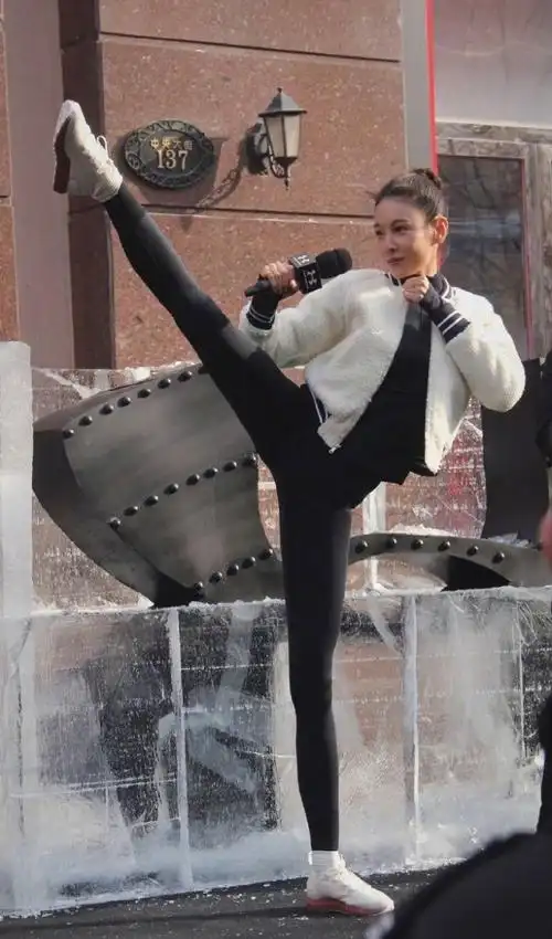 腿王张蓝心晒健身照上演踢腿杀网友一脚能踢到我肩膀上