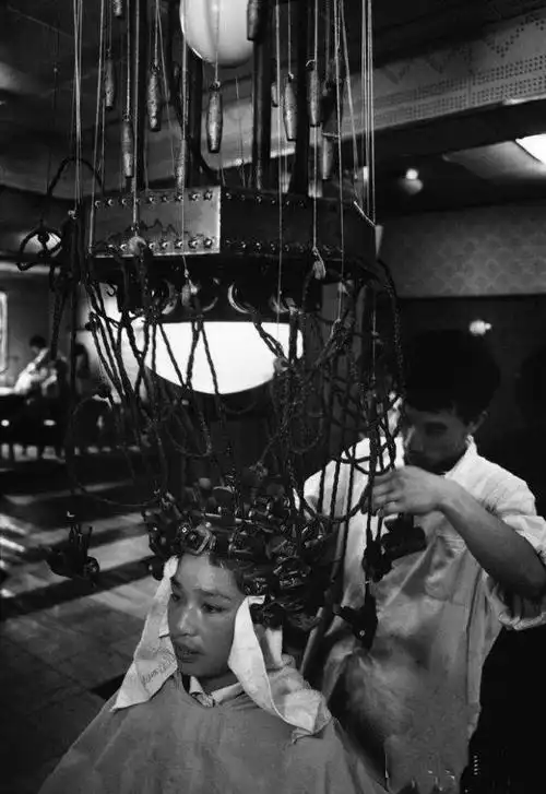 80年代烫头发风靡全国烫发设备各式各样真雷人